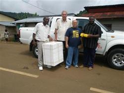 Nuestros socios realizando la entrega del material en Moka.